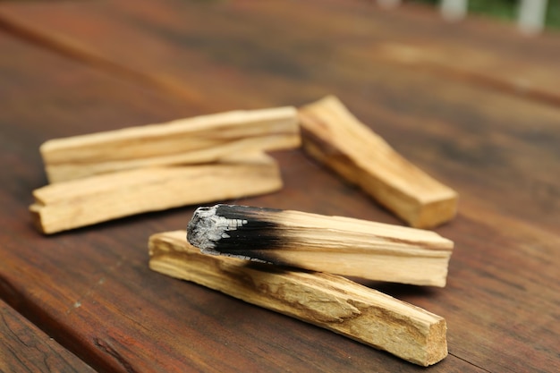 Palo Santo palo ardiendo en primer plano de la mesa de madera