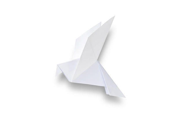 Paloma de papel origami aislado sobre un fondo blanco.