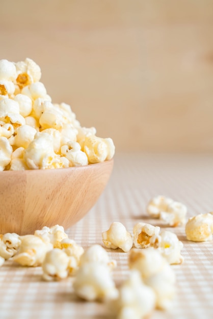 palomitas de caramelo en la mesa