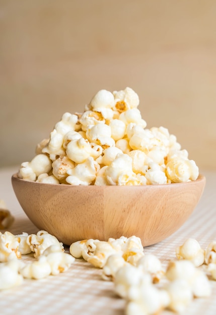 palomitas de caramelo en la mesa