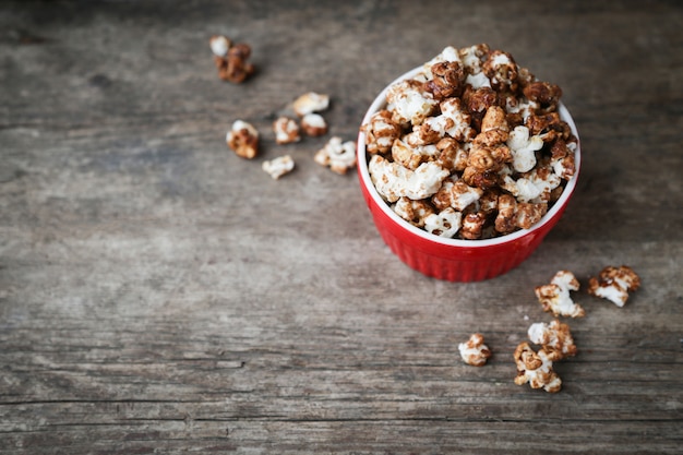 Palomitas de chocolate en un plato rojo