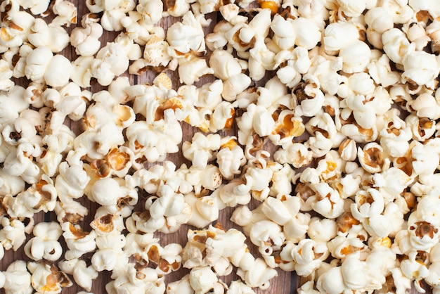 Palomitas frescas hechas en una mesa de madera vieja y rústica