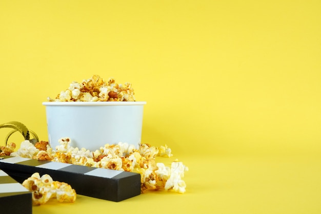 Palomitas de maíz en un balde para una sesión de cine