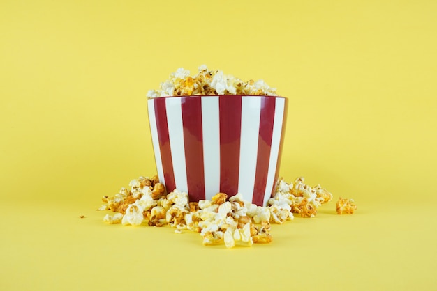 Palomitas de maíz en un balde para una sesión de cine