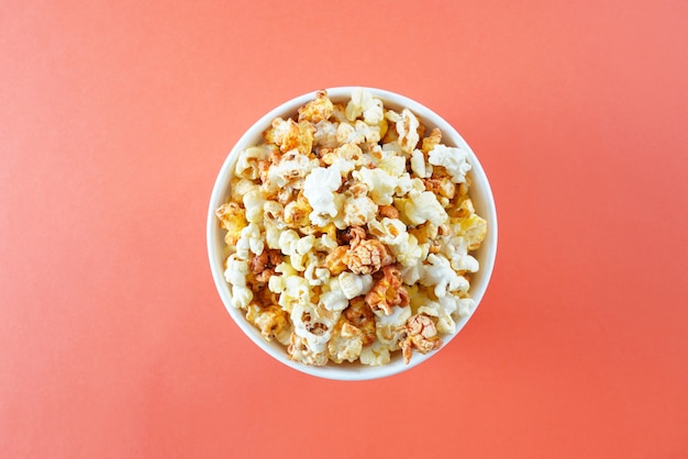 Palomitas de maíz en un balde para una sesión de cine