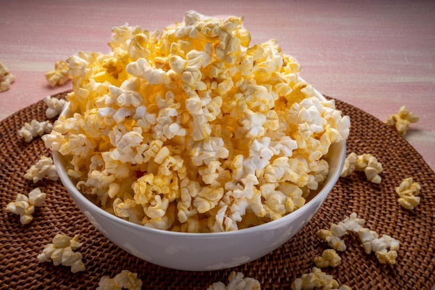 Palomitas de maíz en bown sobre fondo de madera Palomitas de maíz en un tazón sobre mesa de madera