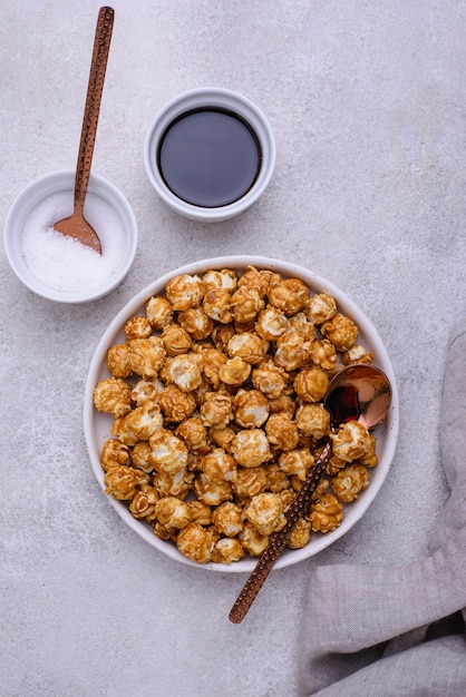 Palomitas de maíz con caramelo salado en un tazón