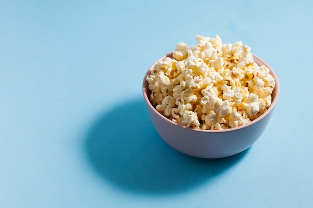 Palomitas de maíz caseras en minsk sobre un fondo azul.