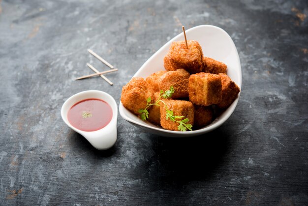 Las palomitas de maíz Crispy Paneer son un bocadillo y un aperitivo populares para las fiestas. enfoque selectivo