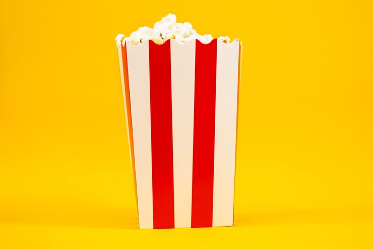 palomitas de maíz en un cubo de cartón