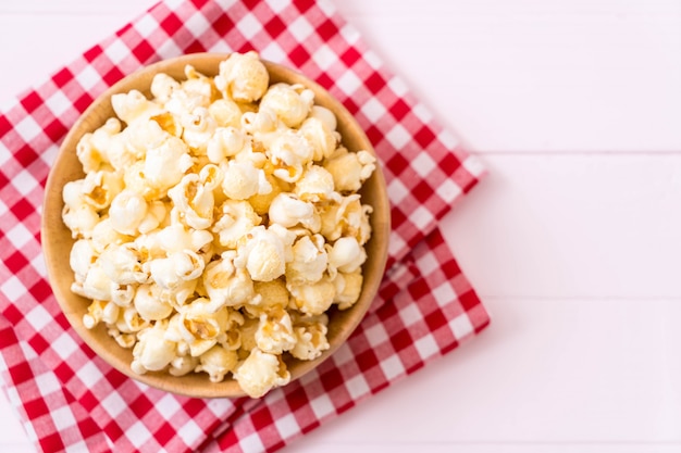 palomitas de maíz dulce en la madera