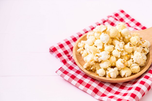 palomitas de maíz dulce en la madera