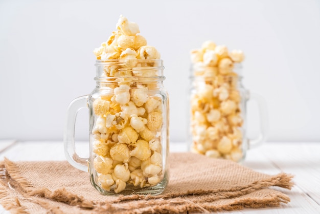 palomitas de maíz dulce en la madera