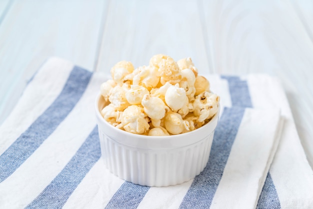 palomitas de maíz dulce en la madera