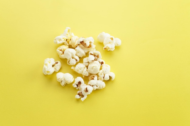 Palomitas de maíz una especie de bocadillo salado de semillas de maíz Aislado en el foco seleccionado de fondo amarillo