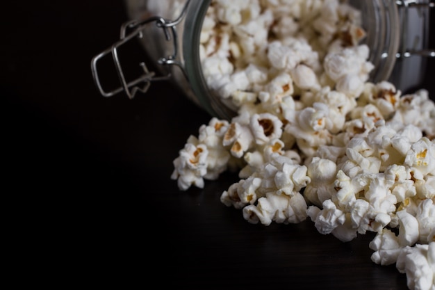 Palomitas de maíz en un frasco