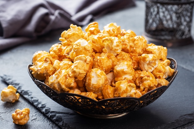 Palomitas de maíz en glaseado de caramelo en un bol