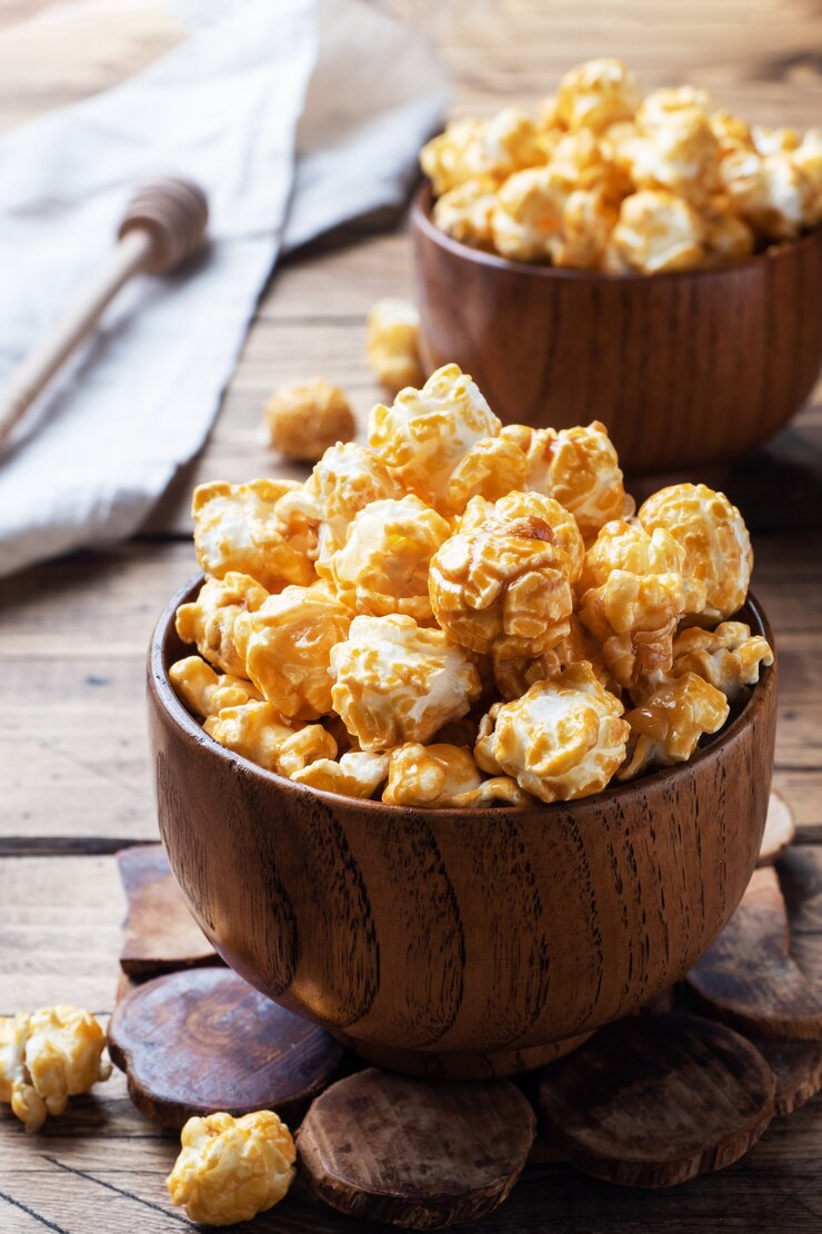 Palomitas de maíz en glaseado de caramelo en cuencos de madera