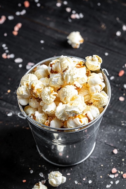 Foto palomitas de maíz en la mesa de madera aperitivos para la receta del menú de pancartas de cerveza