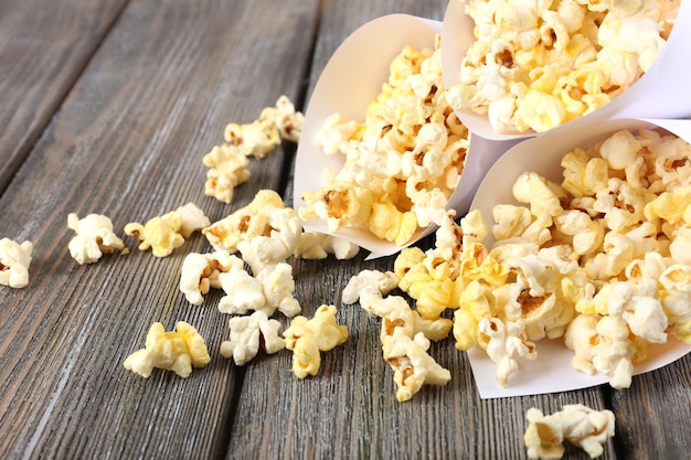 Foto palomitas de maíz en la mesa de madera de cerca