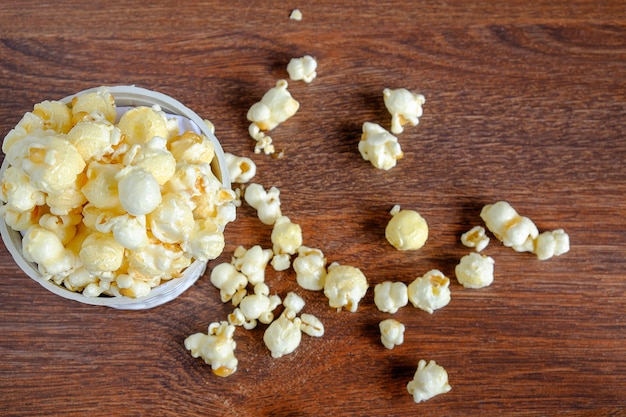 palomitas de maíz en la mesa de madera