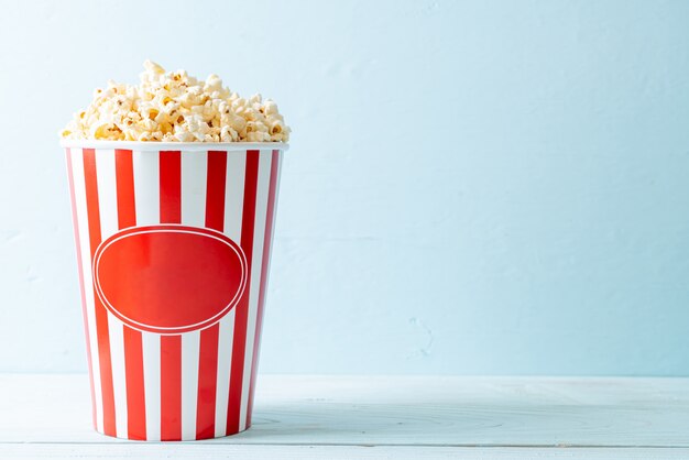 Palomitas de maíz de película en balde