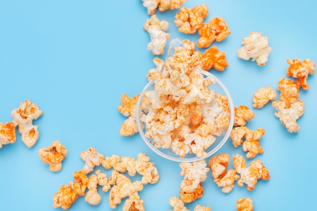 Palomitas de maíz en un recipiente en azul