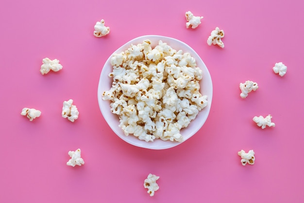 Palomitas de maíz en rosa. Copia espacio