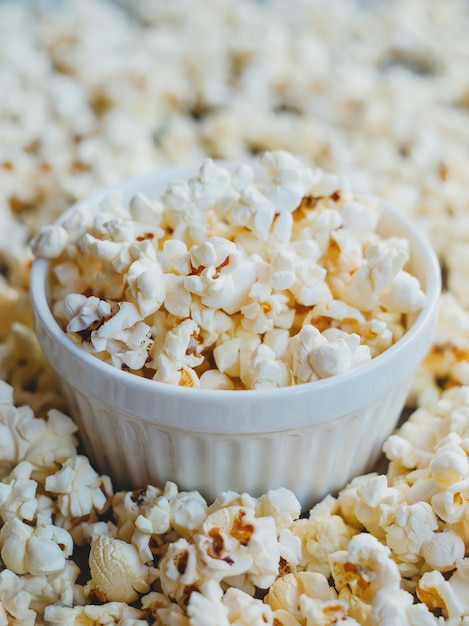 Palomitas de maíz con sal en un bol