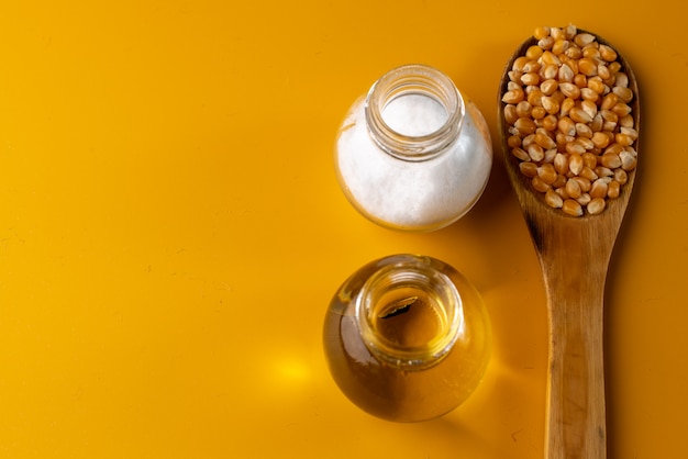 Palomitas de maíz sobre un fondo amarillo