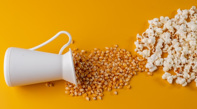 Palomitas de maíz sobre un fondo amarillo