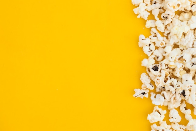 Palomitas de maíz sobre fondo amarillo