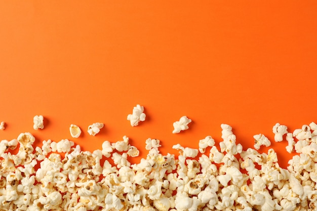 palomitas de maíz sobre fondo naranja