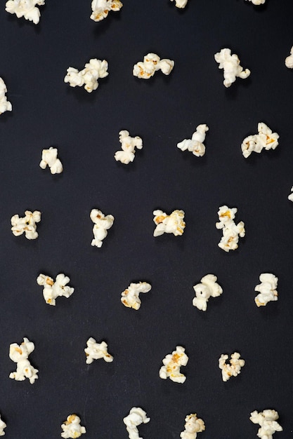 Palomitas de maíz sobre un fondo negro