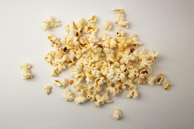 Palomitas de maíz en una taza sobre un fondo blanco.