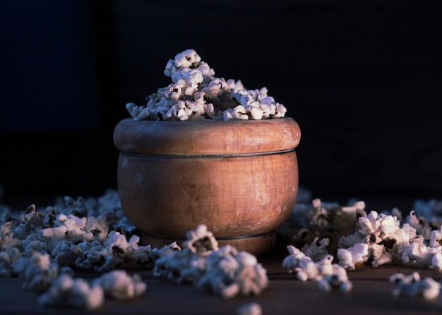 palomitas de maíz en un tazón de madera