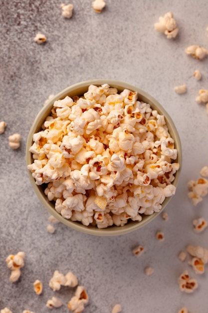 Palomitas de maíz en el tazón. Maíz para ver películas.