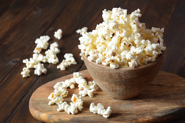 Palomitas de sal en la mesa de madera