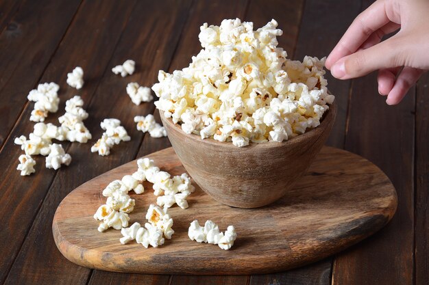 Palomitas de sal en la mesa de madera