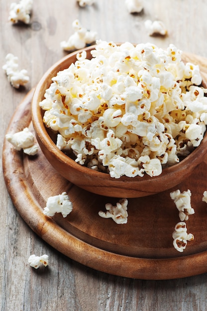 Palomitas de sal en la mesa de madera