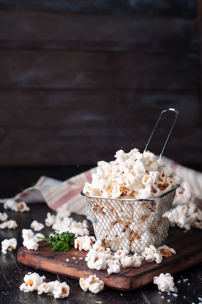 Palomitas de sal en la mesa de madera