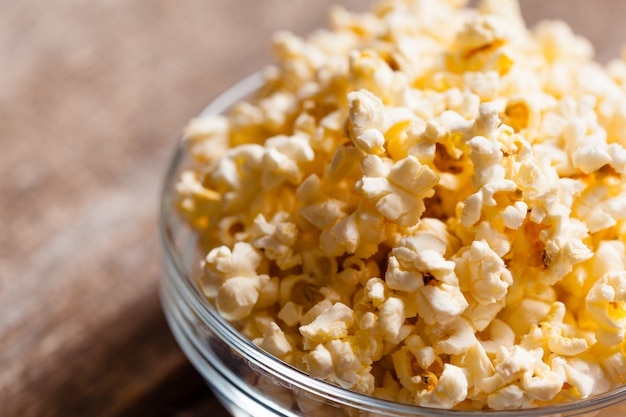 Palomitas de sal en la mesa de madera.