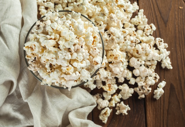 Palomitas de sal en la mesa de madera.