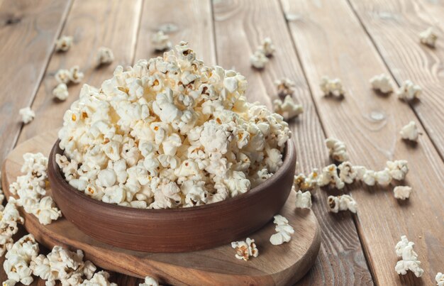 Palomitas de sal en la mesa de madera