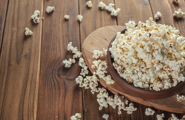 Palomitas de sal en la mesa de madera