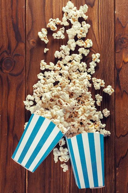 Palomitas de sal en la mesa de madera