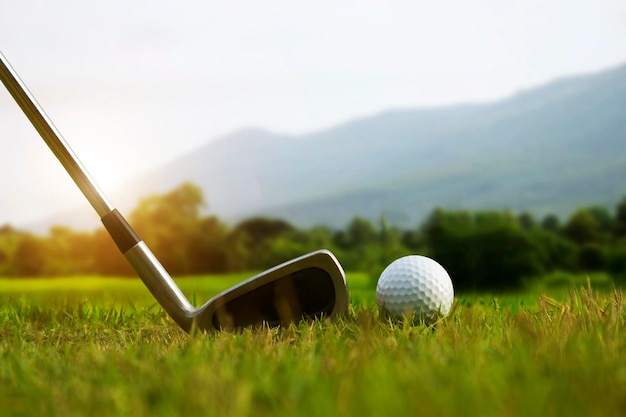 Palos de golf y pelotas de golf en un césped verde en un hermoso campo de golf