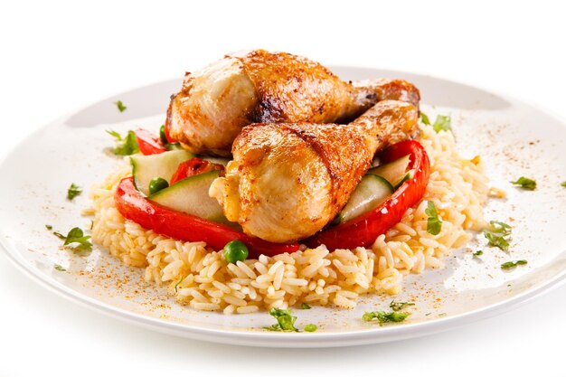 Palos de pollo asados, arroz blanco y verduras