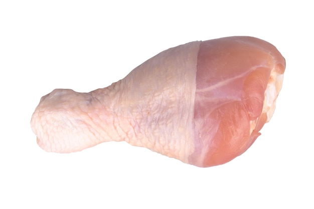 palos de pollo frescos aislados sobre un fondo blanco