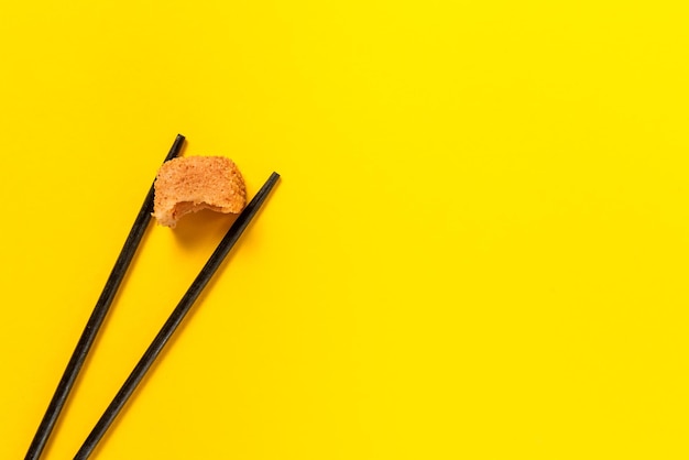 Palos de postre mochi japonés sobre un fondo amarillo brillante